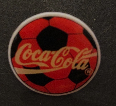 04892-1 € 1,50 coca cola pin voetbal.jpeg